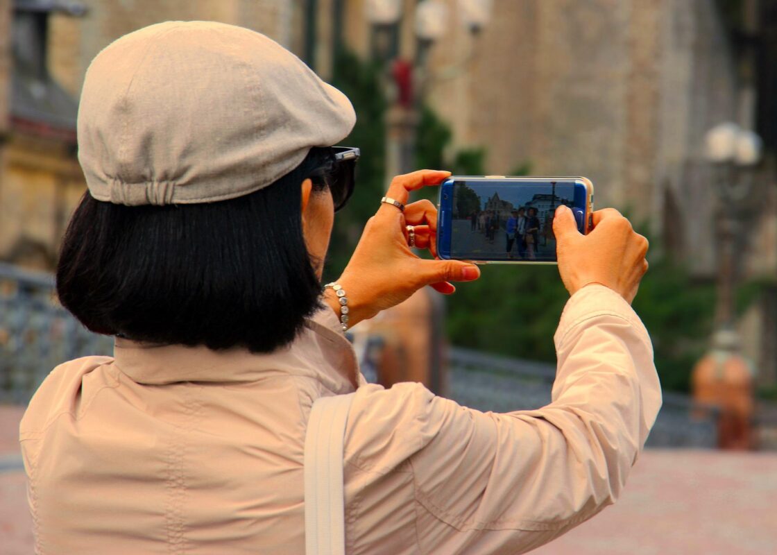 אישה מצלמת עם הטלפון שלה עם סים לחול