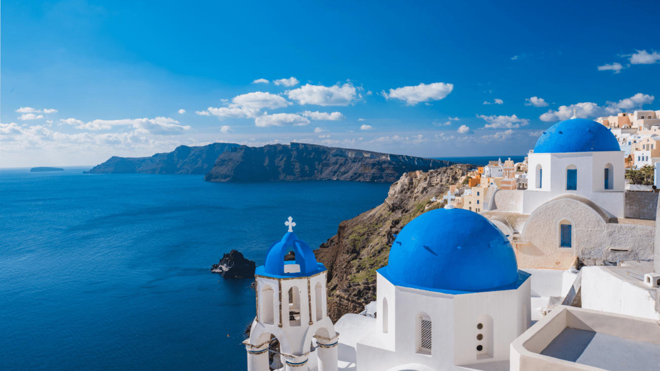 יוון סנטוריני נוף של כיפות כחולות על הרקע הים