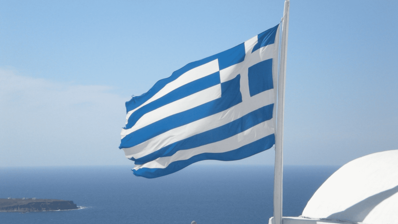 דגל יוון על רקע הים