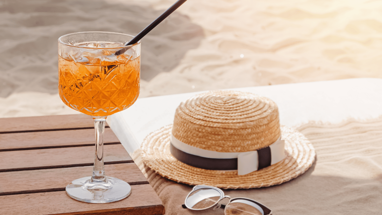 תמונה עם אווירת חופשה, כובע קש, משקה ומשקפי שמש