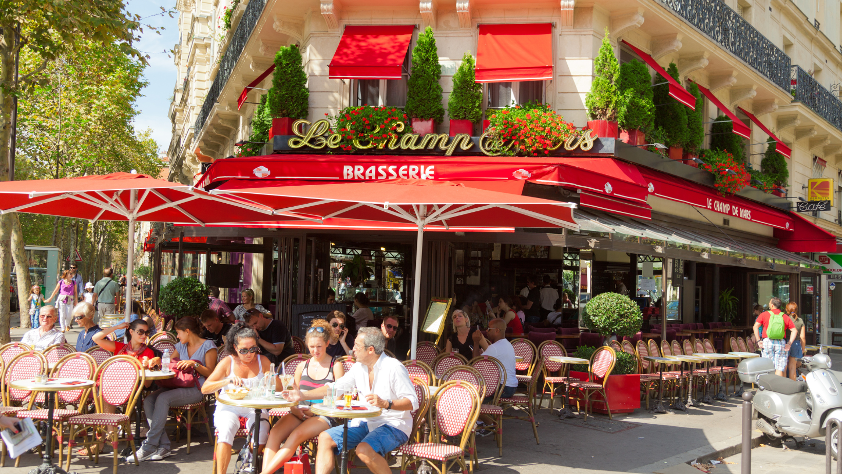 מה לעשות בפריז? אנשים יושבים במסעדה ברחוב