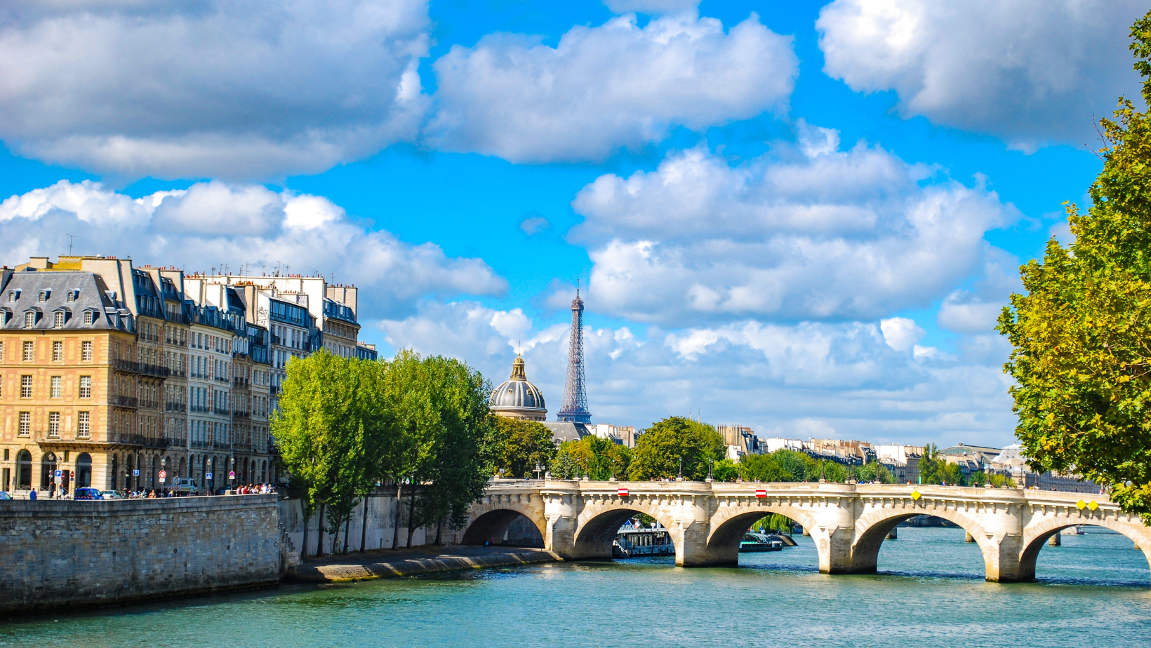 מה לעשות בפריז? נוף פריזאי רומנטי