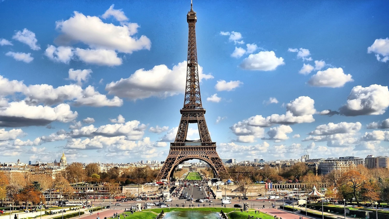 מגדל אייפל בפריז עם נוף של העיר