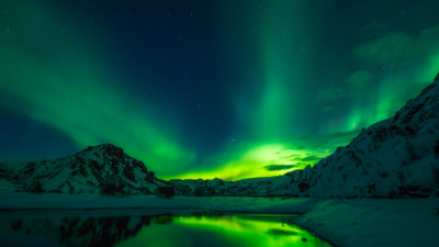 תמונה של נוף מושלג ושמים עם הזוה הצפוני כחלק מטיול באיסלנד