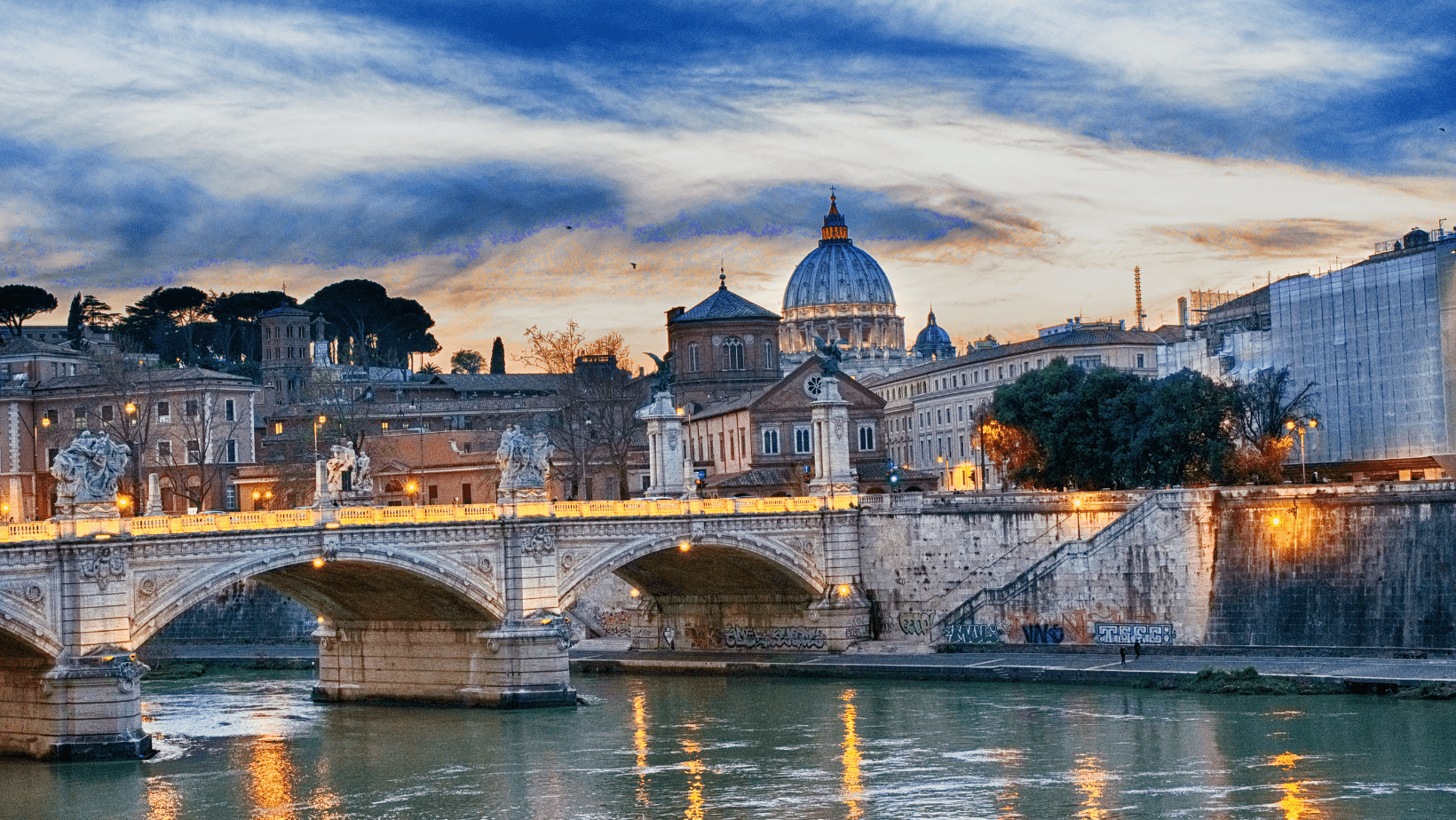 נוף של רומא בשקיעה עם הוותיקן ברקע