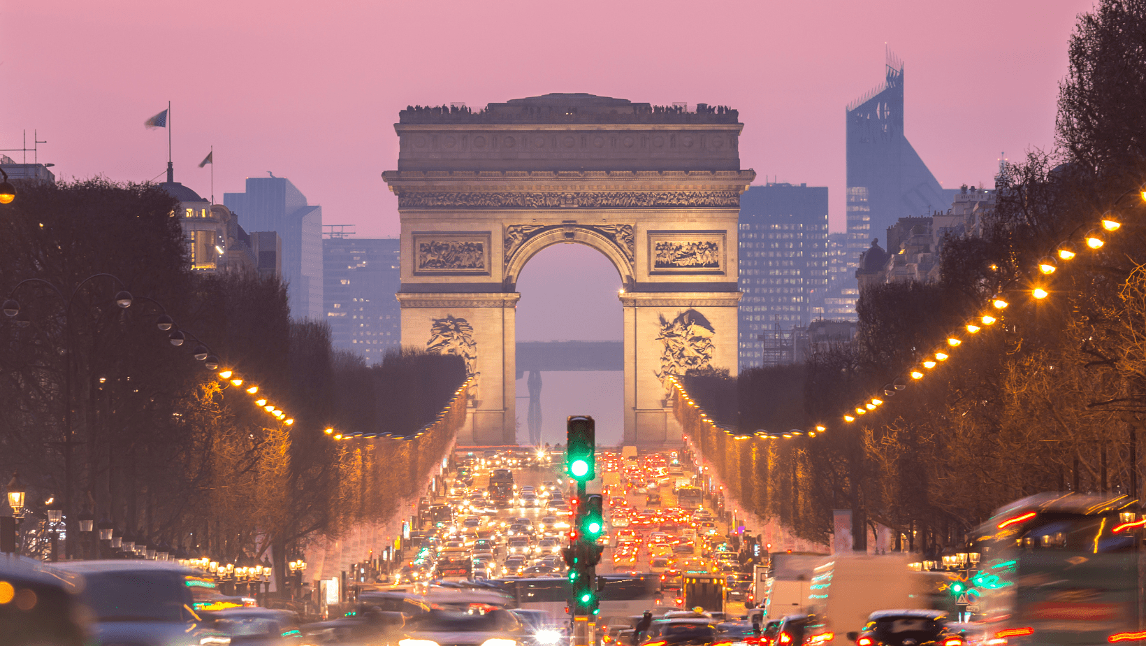 שער הנצחון בפריז באור שקיעה עם המון מכוניות