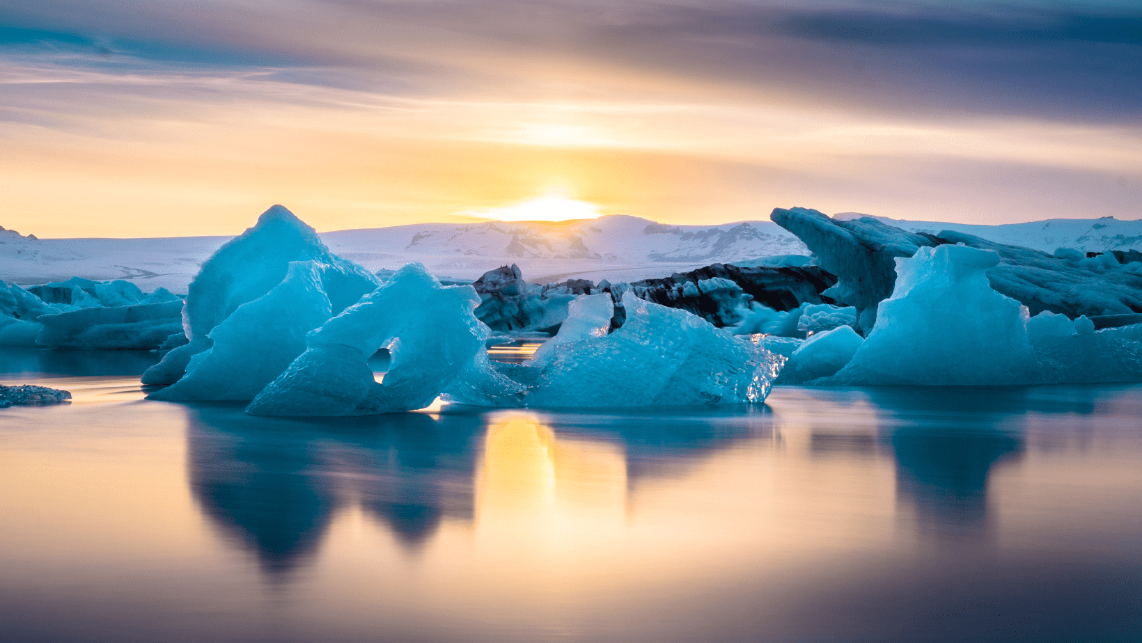 קרחונים באגם בשקיעה באיסלנד
