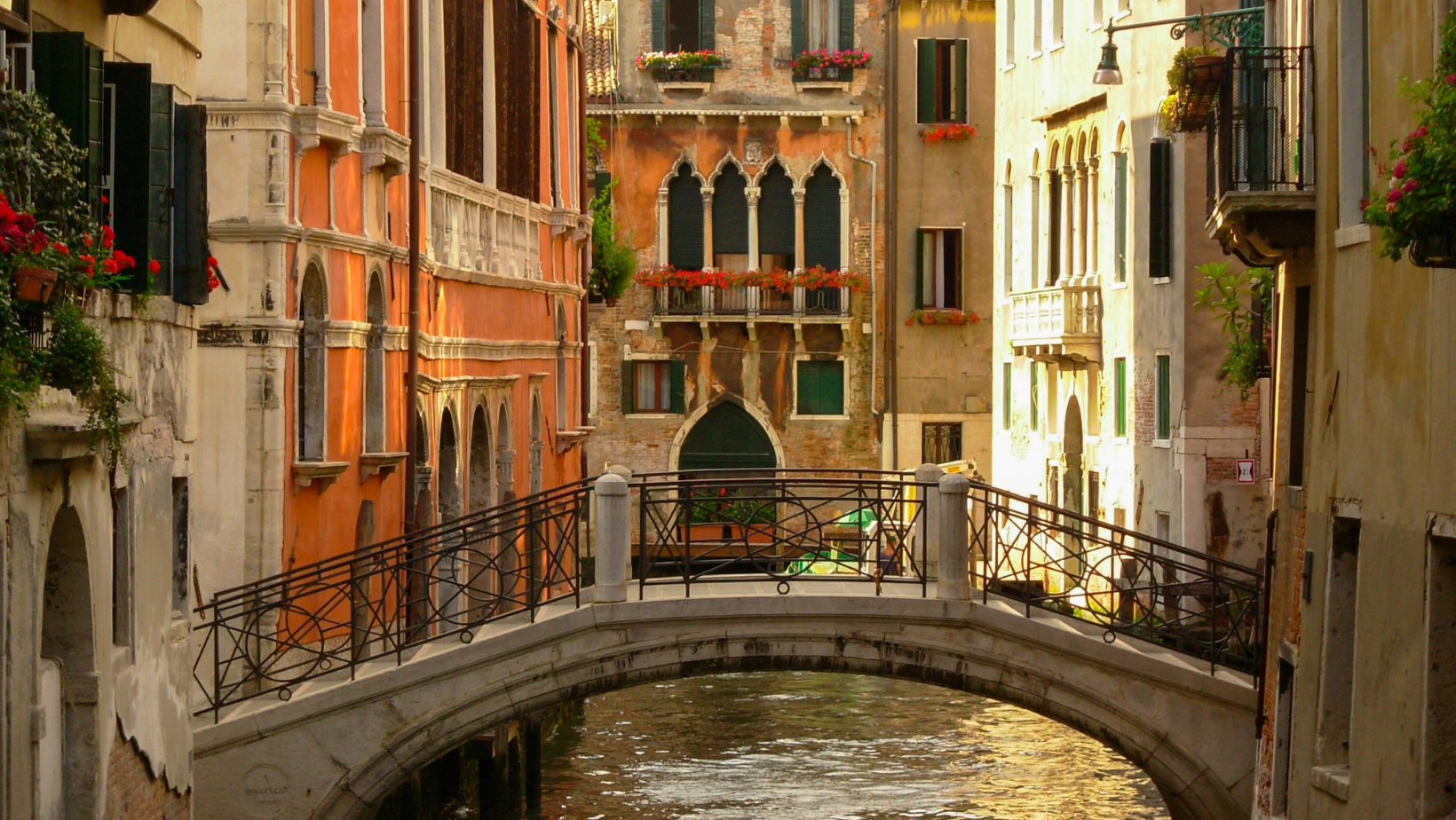 נוף של ונציה עם גשר ובניינים צבעוניים