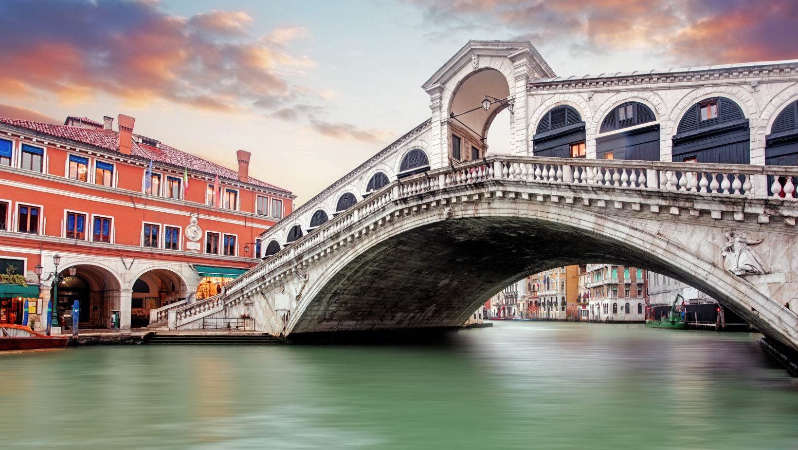 הגשר המפורסם של ונציה לצד בניינים צבעוניים