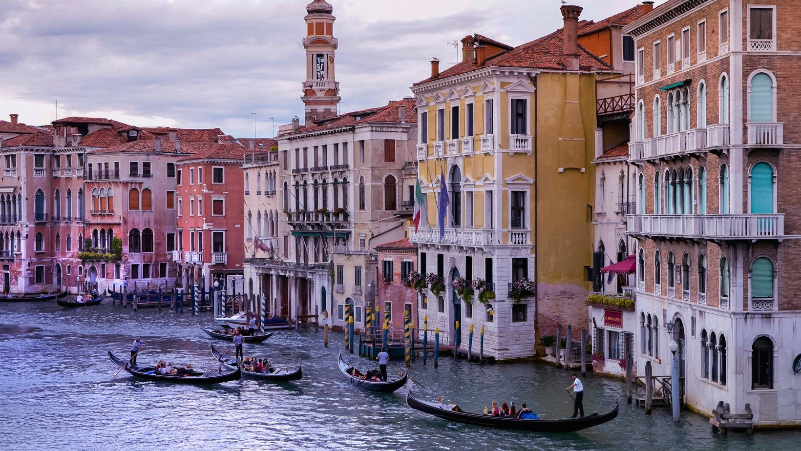 בניינים צבעוניים בונציה, עם סירות ברקע