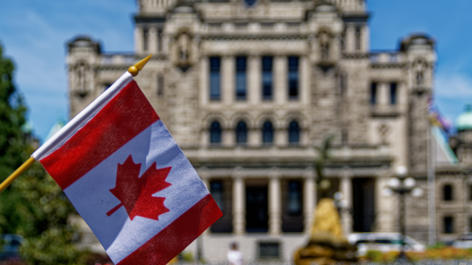 דגל של קנדה על רקע בניין בנקדה